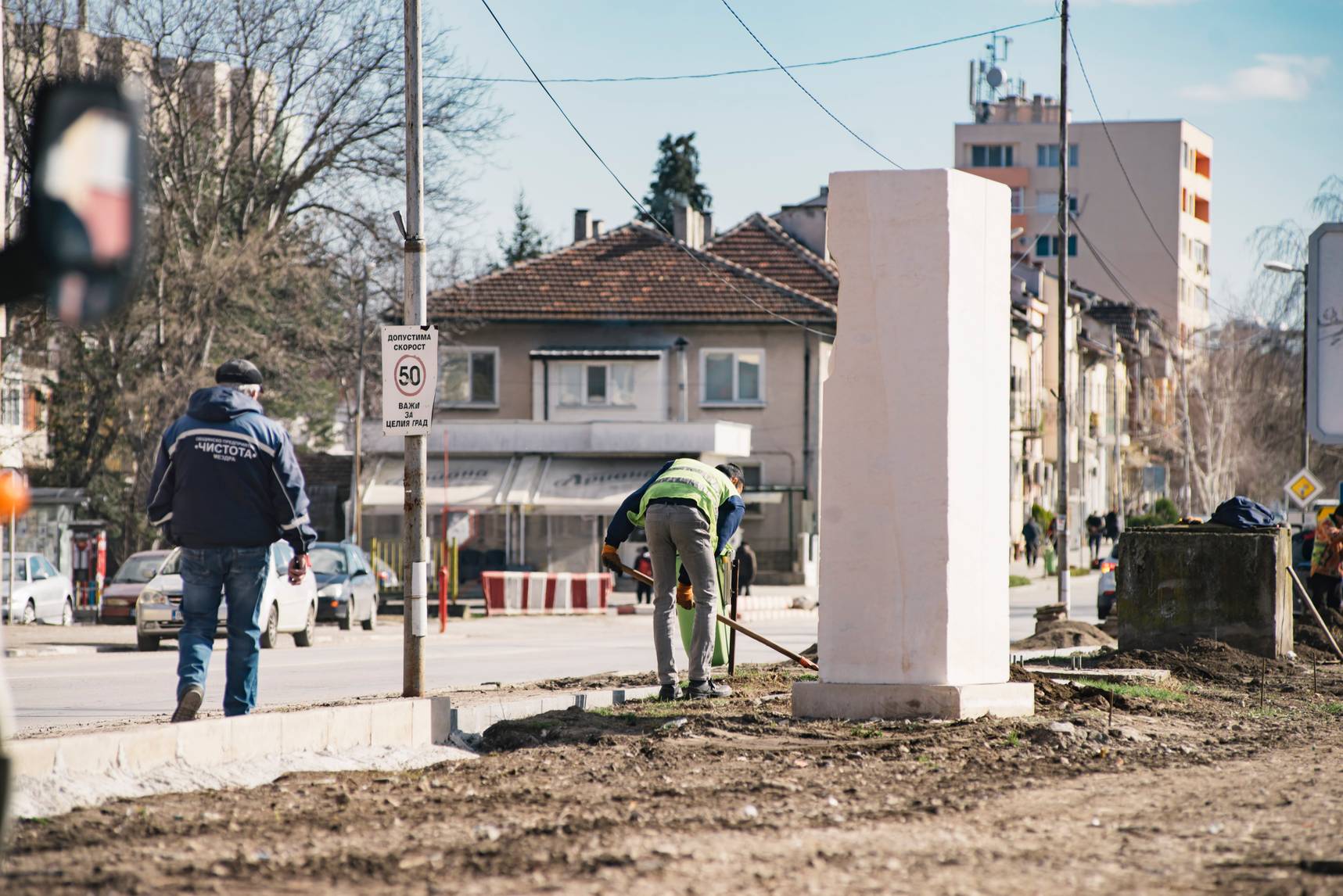 Обновяват участък от пешеходната зона на една от централните градски улици в Мездра 